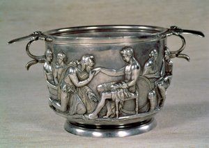 Coupe à boire en argent doré représentant le roi Priam de Troie suppliant Achille pour le retour du corps de son fils Hector, trouvée dans la tombe d